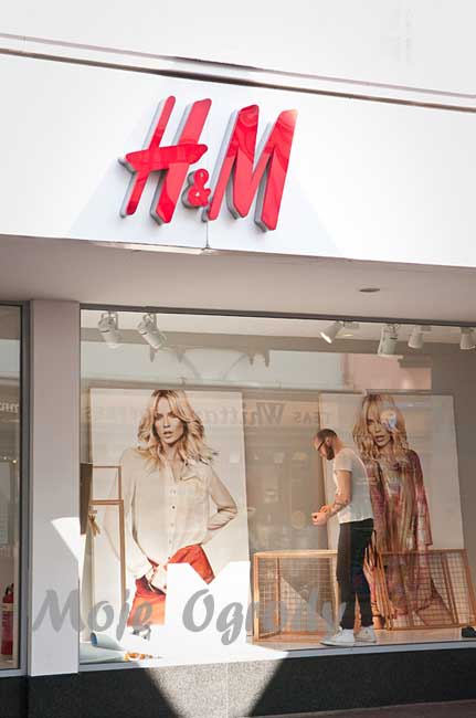 H&M-shop-window-decorating